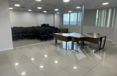 Belíssima sala comercial com três ambientes no caminho das arvores