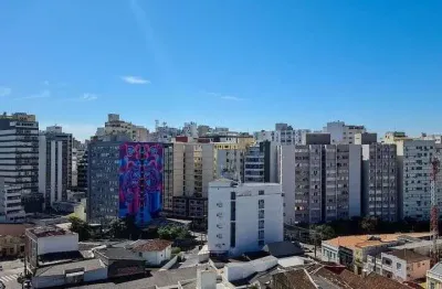 Studio todo reformado e mobiliado, com 1 vaga coberta e numerada