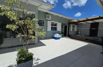 Casa plana no bairro santa mônica, cozinha e banheiros reformados, área de lazer, garagem