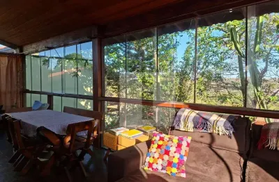 Casa rústica com quintal e vista panorâmica em frente à praça | 3 quartos | à venda, 178 m² por r$ 880.000 - parque jatibaia (sousas) - campinas/sp