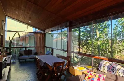 Casa rústica com quintal e vista panorâmica em frente à praça | 3 quartos | à venda, 178 m² por r$ 881.000 - parque jatibaia (sousas) - campinas/sp