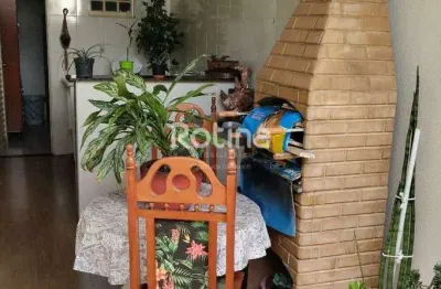 Casa com 4 quartos à venda na Rua Treviso, --, Presidente Roosevelt, Uberlândia