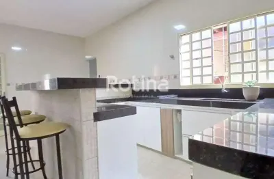 Casa com 4 quartos à venda na Rua Treviso, --, Presidente Roosevelt, Uberlândia