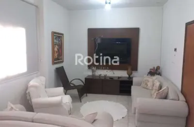 Casa à venda, 3 quartos, custódio pereira - uberlândia/mg - rotina imobiliária