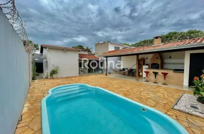 Casa com 3 quartos à venda na Avenida Doutor José Marçal Neto, --, Conjunto Segismundo Pereira, Uberlândia