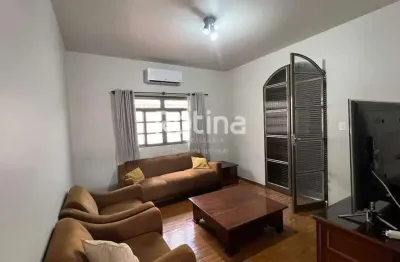 Casa Espaçosa com Acabamentos de Qualidade e Segurança Reforçada.