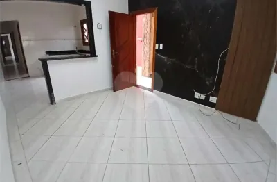 Casa à venda com 3 quartos, sendo 1 suíte,  em caiçara, praia grande - sp