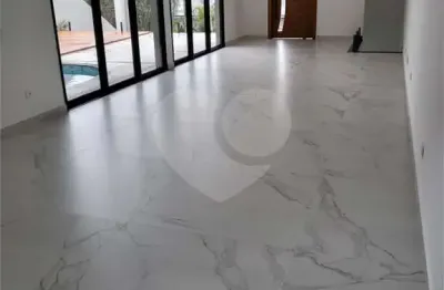 Casa  à venda com 3 quartos, sendo 3 suítes,  no condomínio Hills, Arujá - SP