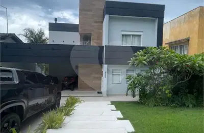 Casa  à venda com 3 quartos, sendo 3 suítes,  no condomínio Hills, Arujá - SP