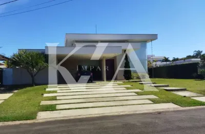 Lindíssima casa térrea à venda em condomínio fechado!