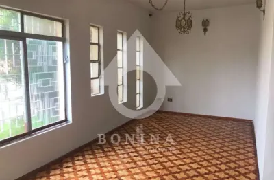 Casa espaçosa com amplo jardim e quintal em campo limpo paulista