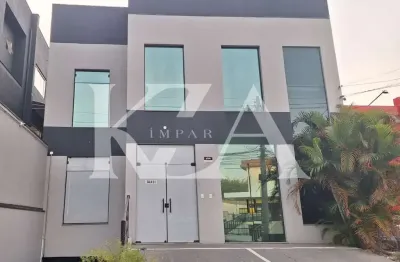 Salão comercial disponível para locação no piso superior, com recepção ampla 4 salas 2 banheiros e 4 vaga em ponto estratégico do bairro eloy chaves
