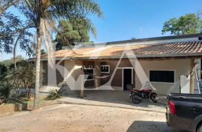 Chácara a venda com terreno de 5.000m2 e 300m2 de área construída com 3 dorms 1 suíte, churrasqueira e pomar no bairro bom jardim em jundiaí