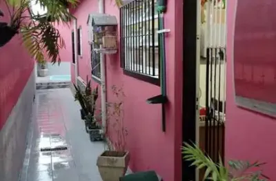 Casa à venda com 2 dormitório, sendo 2 wcs e piscina.