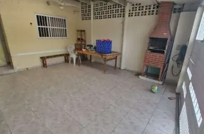 Casa a venda no tude bastos - 3 dormitórios e churrasqueira a carvão.