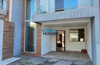 Linda casa construída no conceito super moderno e mobília de fino gosto