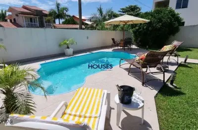 Casa espaçosa com piscina, próxima à praia do costão do santinho
