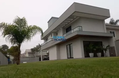 Excelente casa com 3 suítes, localizada em área nobre a 220m do mar.
