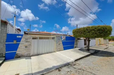 Casa a venda no santa catarina, tres quartos com suite, ao lado da ifrn.