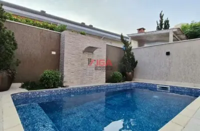 Linda casa com piscina em condomínio fechado no jardim marajoara