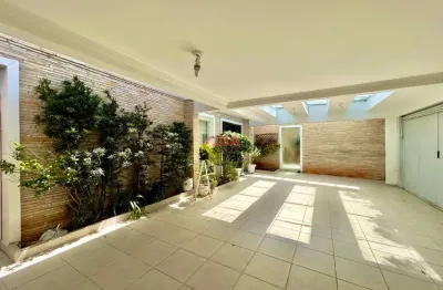 Casa de luxo em condomínio no Jardim Campo Grande, São Paulo-SP: 4 quartos, 3 suítes, 3 salas, 5 banheiros, 3 vagas de garagem, 256m².