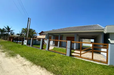 Casa nova no balneário de são jorge com quatro quartos.
