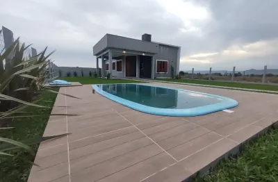 Linda casa com piscina a venda em arroio do sal-rs.