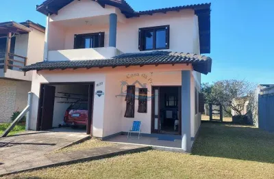 Linda residência localizada no balneário quatro lagos, em arroio do sal, com 110m² de área construída, a apenas 200 metros do centro.