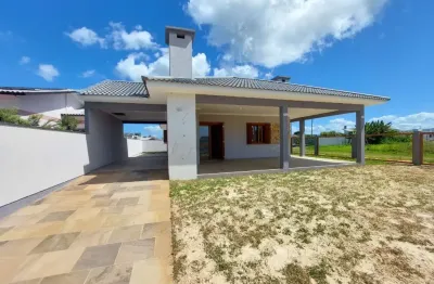 Linda residência localizada no balneário camboim em arroio do sal, com 154m² de área construída, a apenas 300 metros do mar.