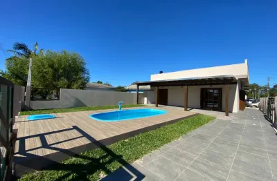 Casa com 2 dormitórios e amplo pátio no centro de arroio do sal, ideal para quem busca conforto, praticidade e qualidade de vida no litoral.