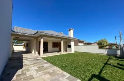 Excelente casa no bairro areias brancas, em arroio do sal, a apenas 500 metros da praia. o imóvel conta com 3 dormitórios, sendo 1 suíte.