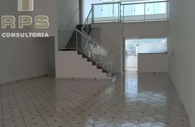 Salão com 277,64 m², copa com gabinete planejado, e 02 banheiros, sendo 01 para pcd;  mezanino com 49,01 m², com sala de reunião, e 01 banheiro