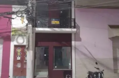 Salão comercial para locação no centro de atibaia . excelente localização .  salão tipo sobrado sendo na parte térrea com 02 banheiros.