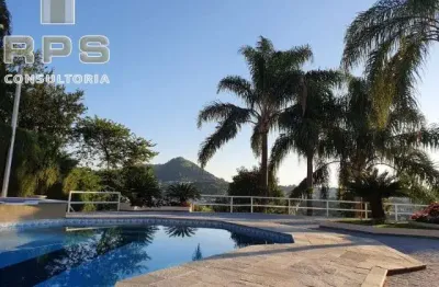 Casa linda à venda no condominio flamboyant, com 818m² de área construída, 6 quarjtos, 8 banheiros, vaga para 8 carros, perto de tudo!