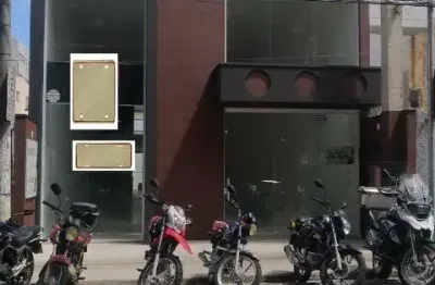 Sala para locação no centro de atibaia, 2 banheiros com opção para pcd, 349,60m² de construção, localização estratégica para seu negócio!