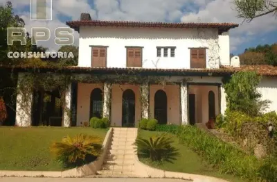 Casa  venda-adega, piscina, casa de caseiro, canil, bosque, salão de jogos, churrasqueira, toda avarandada , acabamento em mármore e granito.
