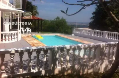 Chacara a venda , com 3 dormitórios, sendo uma suíte, além de um lavabo, sala ampla, cozinha equipada, churrasqueira, piscina, pomar e 2 vagas