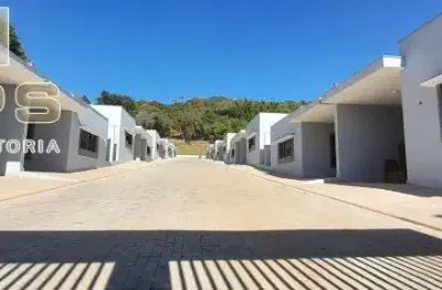 Casa térrea, pronta para morar, em condomínio fechado no bairro usina em atibaia, 2 quartos sendo 1 suíte, garagem para 2 carros, churrasqueira, lazer