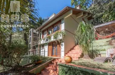 Casa de cinema à venda no clube da montanha,  natureza exuberante, 3 quartos sendo 2 suítes, chalé ao fundo para hóspedes,  320m² de área construida!