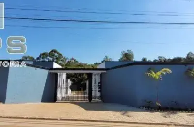 Casa térrea, pronta para morar, em residencial fechado no bairro jardim estância brasil em atibaia, com 3 quartos sendo suítes, quintal, área verde!