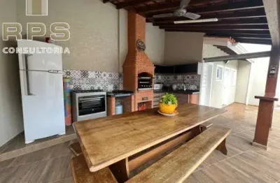 Casa ampla , com 03 dormitórios , 01 suite , sala , lareira,  cozinha , lavanderia , 04 vagas, edícula , área gourmet com churrasqueira e piscina .