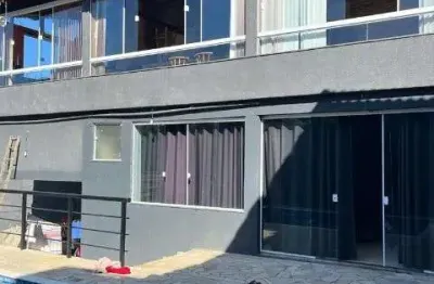 Com 04 dormitórios, sendo 01 suíte com hidromassagem, uma sala ampla em dois ambientes, cozinha integrada à área gourmet e sala de jantar