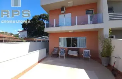 Casa com cozinha com armários planejados cozinha gourmet  lavabo área de serviço sala + sala de jantar terraço com vista para pedra grande. 03  suítes