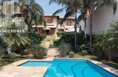 Casa em condomínio fechado com 4 suites  3 terraços 1 sala íntima  (andar superior ) 1 sala de estar 1 sala de tv e sala de jantar  1 espaço gourmet