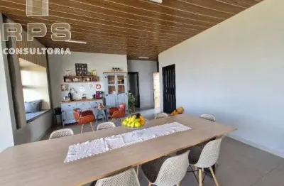 Casa térrea aos pés da pedra grande, com 2 suítes e mais 4 suítes em construção, academia, mini quadra de basquete