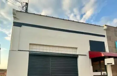 Salão comercial , localizado na principal rua do centro de atibaia , com grande movimentação de pessoas e veículos.