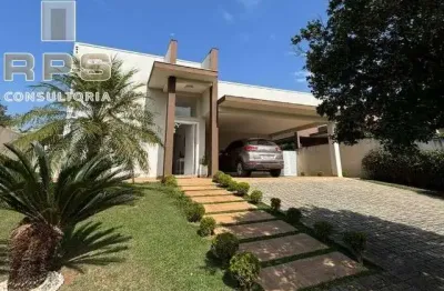 Casa térrea no condomínio shambala 2 com 3 suítes, sala de estar e lareira, cozinha integrada com área gourmet interna, piscina, pergolado e edícula