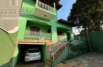 Casa alto padrão no centro de jarinu, 3 dormitórios sendo uma suíte com banheira e varanda, escritório, sala com bar, área de lazer completa