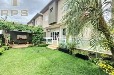 Casa em condomínio fechado com 3 suítes sendo 1 com closet, roupeiro, lavabo, móveis planejados, quintal amplo e gramado, à poucos metros da lucas!