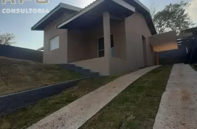 Mini chácara térrea em jarinu com 2 quartos, sendo uma suíte, terreno amplo e gramado, lavanderia e garagem coberta, sala e cozinha integradas.